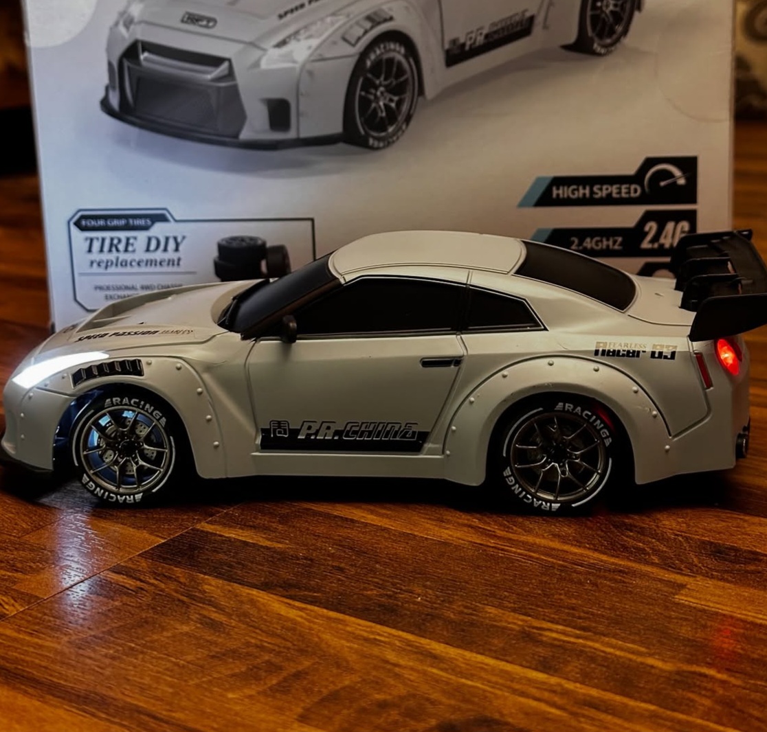1-24 4WD scale Nissan Gtr R35 drift Rc car Box includes - Dual rechargeable battery 🚨- Cones an (7) ماشین کنترلی دریفت نیسان GTR